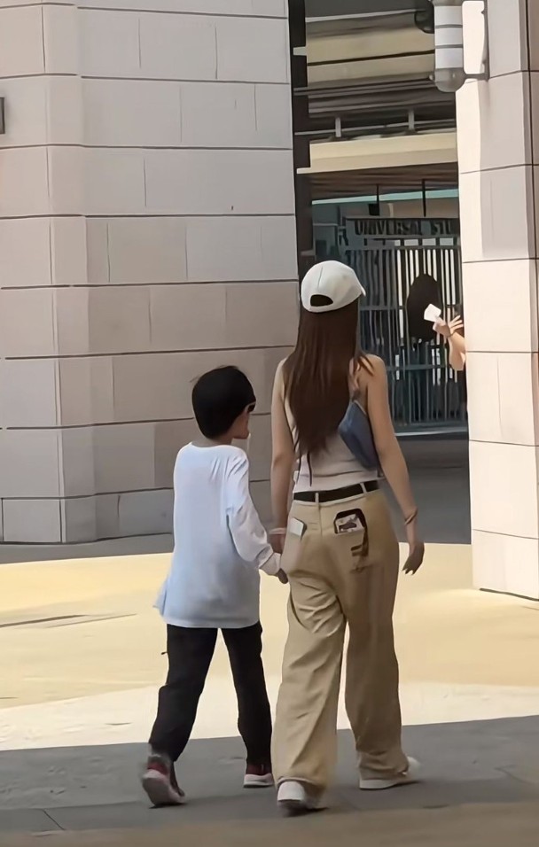 Angelababy近日被网民捕获，带囝囝到新加坡的主题乐园玩。